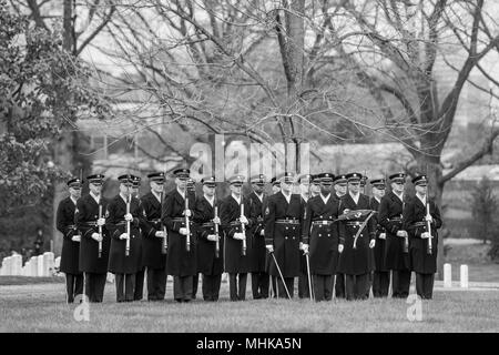 Die US-Armee Ehrengarde hilft bei der Durchführung der vollständigen Ehrungen Rückführung von US-Armee Cpl. Dow F. Nordworden in Abschnitt 60 von Arlington National Cemetery, Arlington, Virginia, 27. März 2018. Worden, 20, von Youngstown, Ohio, ging vermisst im späten September 1951 während des Koreakrieges. Ein Mitglied der Firma A, 1.BATAILLON, 9 Infanterie Regiment, 2 Infanterie Division, Nordworden des Unternehmens war in der Nähe von Hill 1024 in Südkorea, die Durchführung von Operationen in der Nähe ein Gebiet als Heartbreak Ridge, wenn die Chinesen einen Angriff bekannt. Die Firma abgestoßen und wurde von der Republik K entlastet Stockfoto