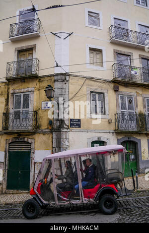 Tuk-Tuk Laufwerke in Alfama Straßen, Alfama, Lissabon, Portugal Stockfoto