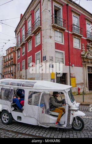 Tuk-Tuk Laufwerke in Alfama Straßen, Alfama, Lissabon, Portugal Stockfoto