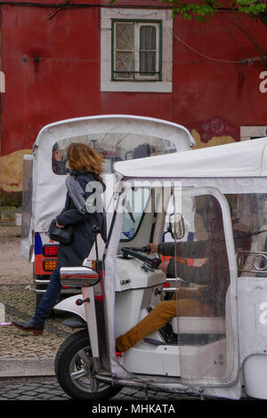 Tuk-Tuk Laufwerke in Alfama Straßen, Alfama, Lissabon, Portugal Stockfoto