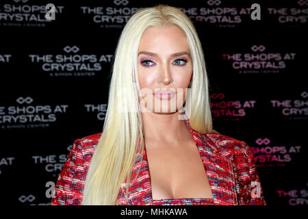 Erika Jayne, der Stern der "echten Hausfrauen von Beverly Hills', Zeichen Kopien ihres Buches "Ziemlich Durcheinander" bei den Geschäften der Kristalle in Las Vegas, Nevada. Mit: Erika Jayne Wo: Las Vegas, Nevada, United States Wenn: 31 Mar 2018 Credit: DJDM/WENN.com Stockfoto