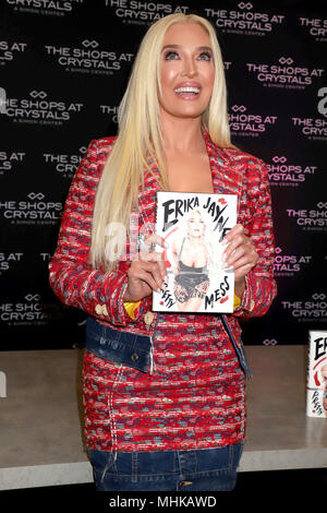 Erika Jayne, der Stern der "echten Hausfrauen von Beverly Hills', Zeichen Kopien ihres Buches "Ziemlich Durcheinander" bei den Geschäften der Kristalle in Las Vegas, Nevada. Mit: Erika Jayne Wo: Las Vegas, Nevada, United States Wenn: 31 Mar 2018 Credit: DJDM/WENN.com Stockfoto