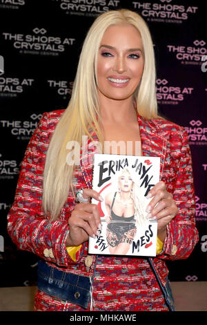 Erika Jayne, der Stern der "echten Hausfrauen von Beverly Hills', Zeichen Kopien ihres Buches "Ziemlich Durcheinander" bei den Geschäften der Kristalle in Las Vegas, Nevada. Mit: Erika Jayne Wo: Las Vegas, Nevada, United States Wenn: 31 Mar 2018 Credit: DJDM/WENN.com Stockfoto