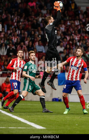 Wanda Metropolitano, Madrid, Spanien. 22 Apr, 2018. Liga Fußball, Atletico Madrid gegen Real Betis; Jan Oblak (Atletico de Madrid) sammelt das Kreuz sauber Credit: Aktion plus Sport/Alamy leben Nachrichten Stockfoto