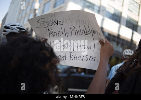 Philadelphia, PA, USA. Mai, 2018. Demonstranten mit den ''Stadium Stompers'' März hinunter die Broad Street Opposition gegen den Bau eines neuen athletischen Stadion neben dem Campus der Temple University in Philadelphia zu Voice verbunden sind, als Teil der Veranstaltungen zum Tag der Arbeit in der Stadt. Quelle: Michael Candelori/ZUMA Draht/Alamy leben Nachrichten Stockfoto