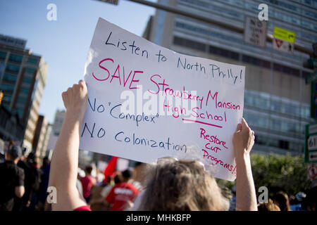 Philadelphia, PA, USA. Mai, 2018. Demonstranten mit den ''Stadium Stompers'' März hinunter die Broad Street Opposition gegen den Bau eines neuen athletischen Stadion neben dem Campus der Temple University in Philadelphia zu Voice verbunden sind, als Teil der Veranstaltungen zum Tag der Arbeit in der Stadt. Quelle: Michael Candelori/ZUMA Draht/Alamy leben Nachrichten Stockfoto