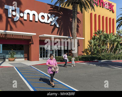 Irvine, Kalifornien, USA. 26 Sep, 2017. TJ Maxx (oft stilisiert als Tjmaxx) ist eine US-amerikanische Kaufhauskette, den Verkauf zu Preisen, die in der Regel niedriger als bei anderen großen ähnliche Geschäfte. Es hat mehr als 1.000 Filialen und ist damit einer der größten Bekleidung Einzelhandel in den Vereinigten Staaten. Credit: Alexey Bychkov/ZUMA Draht/Alamy leben Nachrichten Stockfoto