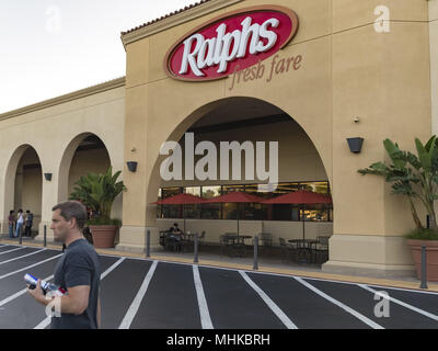 Irvine, Kalifornien, USA. 28 Sep, 2017. Ralphs ist eine große Supermarktkette im südlichen Kalifornien und die größte Tochtergesellschaft der Cincinnati-basierte Kroger. Es ist die älteste wie Kette westlich des Mississippi River und bis 2015 gab es 200 Standorte. Kroger betreibt auch Geschäften unter das Essen 4 Weniger und Lebensmittel Co. Namen in Kalifornien. Credit: Alexey Bychkov/ZUMA Draht/Alamy leben Nachrichten Stockfoto