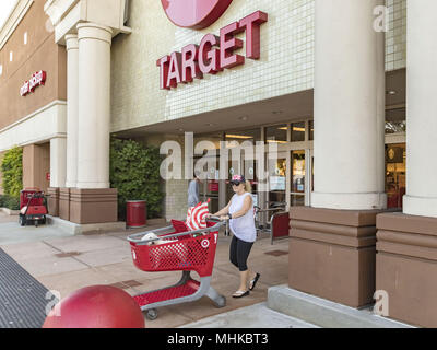 Irvine, Kalifornien, USA. 19 Sep, 2017. Target Corporation ist der zweitgrößte Discounter Händler in den Vereinigten Staaten, hinter Walmart, und eine Komponente des S&P 500-Index. Von George Dayton gegründet und in Minneapolis, Minnesota Credit: Alexey Bychkov/ZUMA Draht/Alamy Live News Hauptsitz Stockfoto