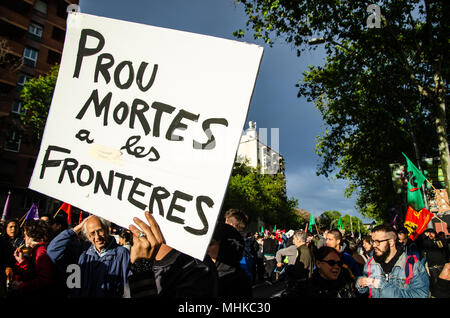 Ein Plakat mit dem Text 'Genug Todesfälle in den Grenzen" wird während der Demonstration gegen die Unsicherheit der Beschäftigung in Barcelona gesehen. Im Rahmen der Feier des ersten Mai auch einige Organisationen mehr besorgt über die sozialen Rechte, die in der Demonstration im Zentrum von Barcelona gekommen sind, gegen die Unsicherheit der Beschäftigung und menschenwürdige Arbeit zu kämpfen. Stockfoto