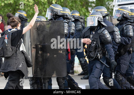 Paris, Frankreich. 1. Mai 2018. Arbeitnehmer Tag Manifestation. Zwei weibliche Herausforderung der Polizei während der Mai Tag Widerstand als die Polizei versuchen, die nach Ausschreitungen klar. 1. Mai 2018. Paris, Frankreich. Credit: Paul Roberts/Alamy leben Nachrichten Stockfoto