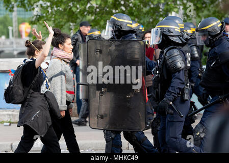 Paris, Frankreich. 1. Mai 2018. Arbeitnehmer Tag Manifestation. Zwei weibliche Herausforderung der Polizei während der Mai Tag Widerstand als die Polizei versuchen, die nach Ausschreitungen klar. 1. Mai 2018. Paris, Frankreich. Credit: Paul Roberts/Alamy leben Nachrichten Stockfoto