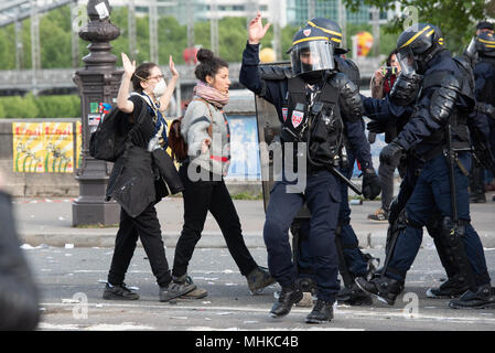 Paris, Frankreich. 1. Mai 2018. Arbeitnehmer Tag Manifestation. Zwei weibliche Herausforderung der Polizei während der Mai Tag Widerstand als die Polizei versuchen, die nach Ausschreitungen klar. 1. Mai 2018. Paris, Frankreich. Credit: Paul Roberts/Alamy leben Nachrichten Stockfoto