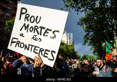 Barcelona, Katalonien, Spanien. Mai, 2018. Ein Plakat mit dem Text'' genug Todesfälle in den Grenzen'' wird während der Demonstration gegen die Unsicherheit der Beschäftigung in Barcelona gesehen. Im Rahmen der Feier des ersten Mai auch einige Organisationen mehr besorgt über die sozialen Rechte, die in der Demonstration im Zentrum von Barcelona gekommen sind, gegen die Unsicherheit der Beschäftigung und menschenwürdige Arbeit zu kämpfen. Credit: Paco Freire/SOPA Images/ZUMA Draht/Alamy leben Nachrichten Stockfoto