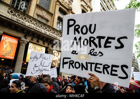 Barcelona, Katalonien, Spanien. Mai, 2018. Ein Plakat mit dem Text'' genug Todesfälle in den Grenzen'' wird während der Demonstration gegen die Unsicherheit der Beschäftigung in Barcelona gesehen. Im Rahmen der Feier des ersten Mai auch einige Organisationen mehr besorgt über die sozialen Rechte, die in der Demonstration im Zentrum von Barcelona gekommen sind, gegen die Unsicherheit der Beschäftigung und menschenwürdige Arbeit zu kämpfen. Credit: Paco Freire/SOPA Images/ZUMA Draht/Alamy leben Nachrichten Stockfoto