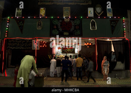 Srinagar, Jammu und Kaschmir, Indien. Mai, 2018. Kaschmir schiitischen muslimischen prayes innerhalb des imambara zu markieren Shab-e-Barat in Srinagar, die Hauptstadt des indischen Teil Kaschmirs gesteuert. Shab-e-Barat ist religiöse Tag meistens durch Shitte muslimischen Gemeinschaften beobachtet in der Nacht zwischen vierzehn und fünfzehn Sha'ban (8 Monat nach dem Muslimischen Kalender). Muslime glauben, dass diese Shab-e-Barat als Nacht, wenn Allah Sündern zu vergeben und wenn die Geschicke der Menschen für das kommende Jahr beschlossen. In vielen Teilen der Kaschmir Valley, haben Muslime Gebete um Vergebung von Gott für das De angeordnet Stockfoto