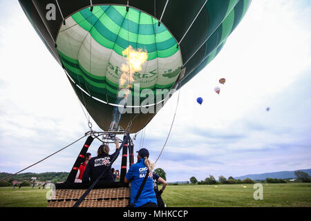 Zabok, Kroatien. Mai, 2018. Ein Heißluftballon über den Weg während der Kroatien heissluft Ballon Rallye 2018 in Zabok, Kroatien, am 1. Mai 2018 eingestellt. Quelle: Igor Soban/Xinhua/Alamy leben Nachrichten Stockfoto