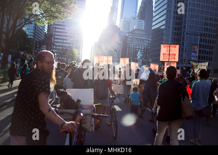 Philadelphia, USA. 1. Mai 2018. Demonstranten aus einem Bündnis von Gruppen März um Rathaus Mai Tag, einem traditionellen Tag für die Anerkennung der Rechte der Arbeitnehmer zu feiern. Quelle: Michael Candelori/Alamy leben Nachrichten Stockfoto