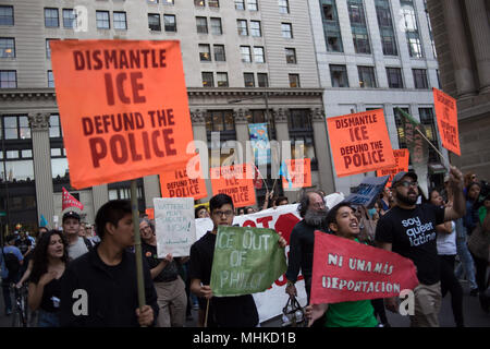 Philadelphia, USA. 1. Mai 2018. Demonstranten aus einem Bündnis von Gruppen März um Rathaus Mai Tag, einem traditionellen Tag für die Anerkennung der Rechte der Arbeitnehmer zu feiern. Quelle: Michael Candelori/Alamy leben Nachrichten Stockfoto