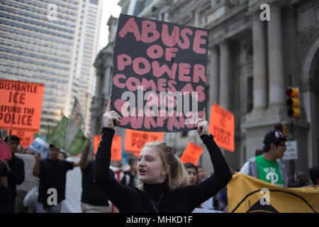 Philadelphia, USA. 1. Mai 2018. Demonstranten aus einem Bündnis von Gruppen März um Rathaus Mai Tag, einem traditionellen Tag für die Anerkennung der Rechte der Arbeitnehmer zu feiern. Quelle: Michael Candelori/Alamy leben Nachrichten Stockfoto