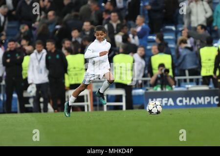 Madrid, Spanien. Mai, 2018. Cristiano Ronaldo Jr während der UEFA Champions League, Halbfinale, 2. bein Fußballspiel zwischen Real Madrid und dem FC Bayern München am 1. Mai 2018 Santiago Bernabeu in Madrid, Spanien - Foto Laurent Lairys/DPPI Credit: Laurent Lairys/Agence Locevaphotos/Alamy leben Nachrichten Stockfoto