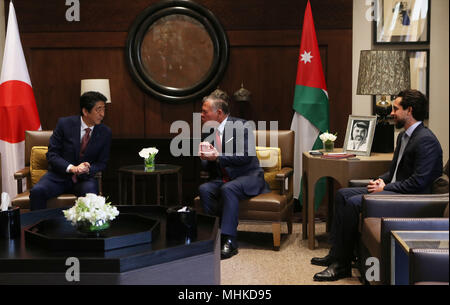 Der japanische Ministerpräsident Shinzo Abe kommt in Unternehmen mit Jordaniens Premierminister Hani Mulki bei al-Huseineyah Palace mit Jordaniens König Abdullah und Kronprinz Hussein am 1. Mai 2018 in Amman, Jordanien. (Salah Mohamad/LBA) Stockfoto