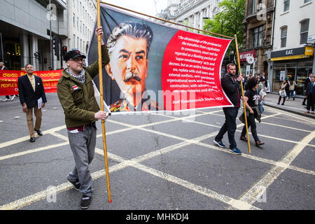 London, Großbritannien. Mai, 2018. Vertreter von einer von Vielen kommunistischen Parteien aus anderen Ländern die Teilnahme an der jährlichen Mai Tag März Internationaler Tag der Arbeit halten ein Banner mit einem Bild von Josef Stalin. Credit: Mark Kerrison/Alamy leben Nachrichten Stockfoto