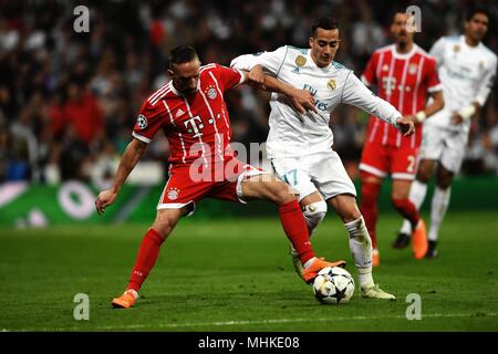 Madrid, Spanien. Mai, 2018. Von Real Madrid Lucas Vazquez (R) und FC Bayern München, Franck Ribery konkurrieren während der UEFA Champions League Halbfinale Rückspiel Fußball Match zwischen? Mannschaft von Real Madrid und Deutsche team Bayern Muenchen in Madrid, Spanien, am 1. Mai 2018. Das Spiel endete 2-2. Real Madrid erweitert, um die Finale mit 4-3 am Aggregat. Quelle: Guo Qiuda/Xinhua/Alamy leben Nachrichten Stockfoto