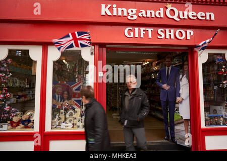 23. April 2018, Windsor, Großbritannien: Kunden vorbei ein Laden mit Andenken an die Hochzeit von Prinz Harry und Meghan Markle. Prinz Harry und US Schauspielerin Meghan Markle wird sagen, sie Hochzeit Gelübde in Windsor Palace am 19. Mai. Foto: David Azia/dpa Stockfoto