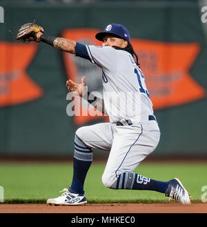 San Francisco, Kalifornien, USA. 01 Mai, 2018. San Diego Padres shortstop Freddy Galvis (13) Fänge eine Linie fahren, während ein MLB-Spiel zwischen den San Diego Padres und die San Francisco Giants bei AT&T Park in San Francisco, Kalifornien. Valerie Shoaps/CSM/Alamy leben Nachrichten Stockfoto