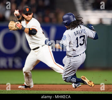 San Francisco, Kalifornien, USA. 01 Mai, 2018. San Diego Padres shortstop Freddy Galvis (13) ist in einem doppelten Spiel mit SF shortstop Brandon Crawford (35) gefangen, während eine MLB-Spiel zwischen den San Diego Padres und die San Francisco Giants bei AT&T Park in San Francisco, Kalifornien. Valerie Shoaps/CSM/Alamy leben Nachrichten Stockfoto