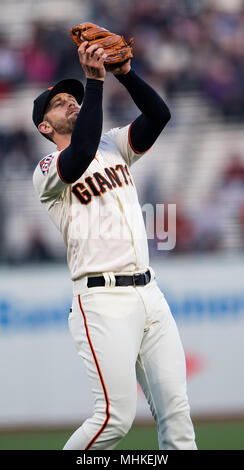 San Francisco, Kalifornien, USA. 01 Mai, 2018. San Francisco Giants dritter Basisspieler Evan Longoria (10) Fänge ein infield Pop up, während ein MLB-Spiel zwischen den San Diego Padres und die San Francisco Giants bei AT&T Park in San Francisco, Kalifornien. Valerie Shoaps/CSM/Alamy leben Nachrichten Stockfoto