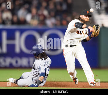 San Francisco, Kalifornien, USA. 01 Mai, 2018. San Diego Padres shortstop Freddy Galvis (13) ist in einem doppelten Spiel mit SF shortstop Brandon Crawford (35) gefangen, während eine MLB-Spiel zwischen den San Diego Padres und die San Francisco Giants bei AT&T Park in San Francisco, Kalifornien. Valerie Shoaps/CSM/Alamy leben Nachrichten Stockfoto