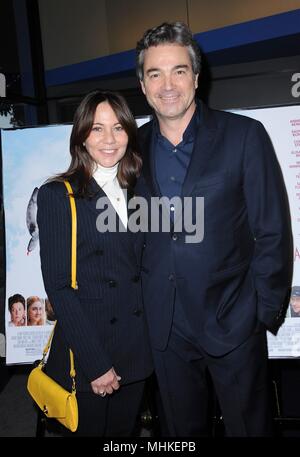 Beverly Hills, CA. Mai, 2018. Leslie Urdang, Jon Tenney bei der Ankunft für die Möwe Premiere, Writers Guild Theater, Beverly Hills, CA Mai 1, 2018. Credit: Elizabeth Goodenough/Everett Collection/Alamy leben Nachrichten Stockfoto