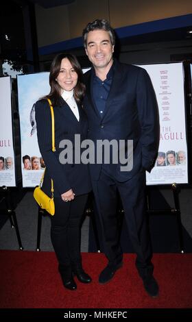 Beverly Hills, CA. Mai, 2018. Leslie Urdang, Jon Tenney bei der Ankunft für die Möwe Premiere, Writers Guild Theater, Beverly Hills, CA Mai 1, 2018. Credit: Elizabeth Goodenough/Everett Collection/Alamy leben Nachrichten Stockfoto