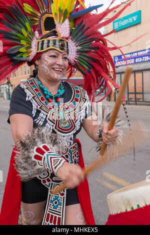 MINNEAPOLIS - 1. Mai: Eine individuelle gekleidet in traditionelle Aztekische Kleid spielt eine Trommel während der internationalen Arbeiterbewegung Tag März, von einer Reihe von Organisationen und Gewerkschaften gehostet werden. Credit: Nicholas Neufeld/Alamy leben Nachrichten Stockfoto