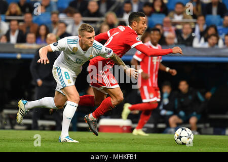 Madrid, Spanien. 01 Mai, 2018. Toni Kroos (Real Madrid). Aktion, Duellen gegen Thiago ALCANTARA (FCB). Fußball Champions League, Halbfinale, Real Madrid - FC Bayern München 2-2. Am 01.05.2018, ESTADIOSANTIAGOBERNAB E U. | Verwendung der weltweiten Kredit: dpa/Alamy leben Nachrichten Stockfoto