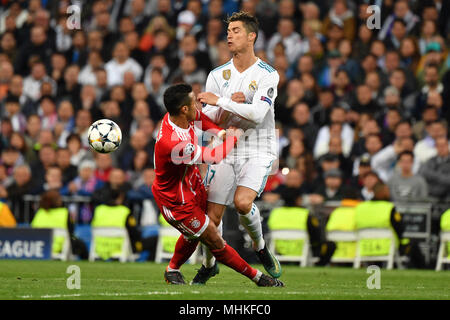 Madrid, Spanien. 01 Mai, 2018. Thiago ALCANTARA (FCB), Aktion, Duelle gegen Cristiano Ronaldo (Real Madrid), Fußball Champions League, Halbfinale, Real Madrid - FC Bayern München 2-2. Am 01.05.2018, ESTADIOSANTIAGOBERNAB E U. | Verwendung der weltweiten Kredit: dpa/Alamy leben Nachrichten Stockfoto