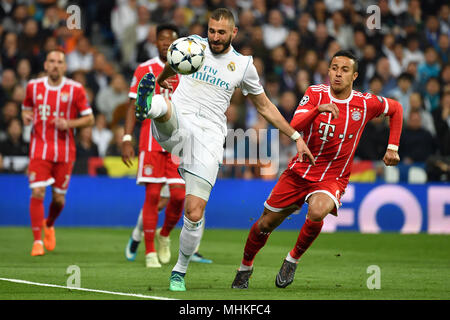 Madrid, Spanien. 01 Mai, 2018. Karim Benzema (Real Madrid), Aktion, Duelle gegen Thiago ALCANTARA (FCB), Fußball Champions League, Halbfinale, Real Madrid - FC Bayern München 2-2. Am 01.05.2018, ESTADIOSANTIAGOBERNAB E U. | Verwendung der weltweiten Kredit: dpa/Alamy leben Nachrichten Stockfoto