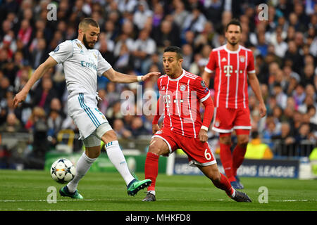 Madrid, Spanien. 01 Mai, 2018. Thiago ALCANTARA (FCB, re), Aktion, Duellen gegen Karim Benzema (Real Madrid). Fußball Champions League, Halbfinale, Real Madrid - FC Bayern München 2-2. Am 01.05.2018, ESTADIOSANTIAGOBERNAB E U. | Verwendung der weltweiten Kredit: dpa/Alamy leben Nachrichten Stockfoto