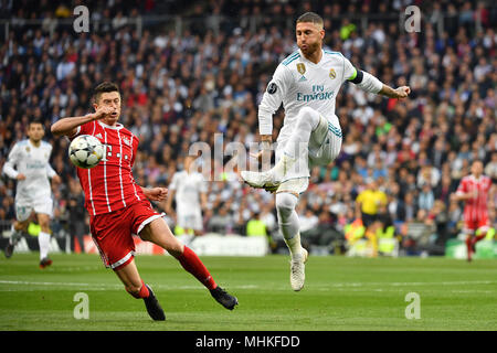 Madrid, Spanien. 01 Mai, 2018. Sergio Ramos (Real Madrid), Aktion, Duelle gegen Robert Lewandowski (Bayern München, links). Fußball Champions League, Halbfinale, Real Madrid - FC Bayern München 2-2. Am 01.05.2018, ESTADIOSANTIAGOBERNAB E U. | Verwendung der weltweiten Kredit: dpa/Alamy leben Nachrichten Stockfoto