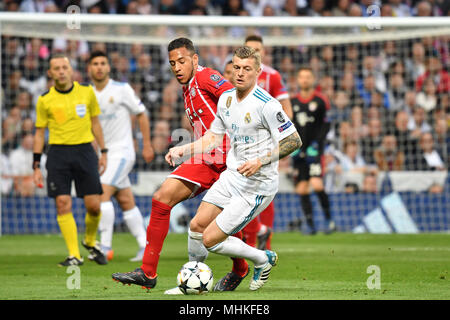 Madrid, Spanien. 01 Mai, 2018. Toni Kroos (Real Madrid), Aktion, Duelle gegen Corentin TOLISSO (Bayern München). Fußball Champions League, Halbfinale, Real Madrid - FC Bayern München 2-2. Am 01.05.2018, ESTADIOSANTIAGOBERNAB E U. | Verwendung der weltweiten Kredit: dpa/Alamy leben Nachrichten Stockfoto