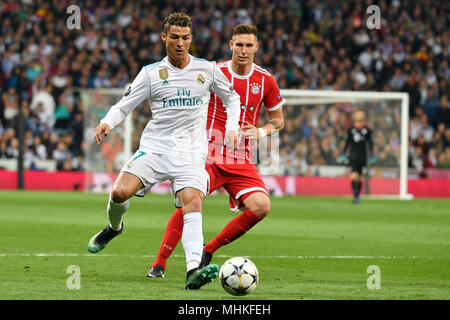 Madrid, Spanien. 01 Mai, 2018. Cristiano Ronaldo (Real Madrid), Aktion, Duelle gegen jNiklas SUELE (Bayern München). Fußball Champions League, Halbfinale, Real Madrid - FC Bayern München 2-2. Am 01.05.2018, ESTADIOSANTIAGOBERNAB E U. | Verwendung der weltweiten Kredit: dpa/Alamy leben Nachrichten Stockfoto