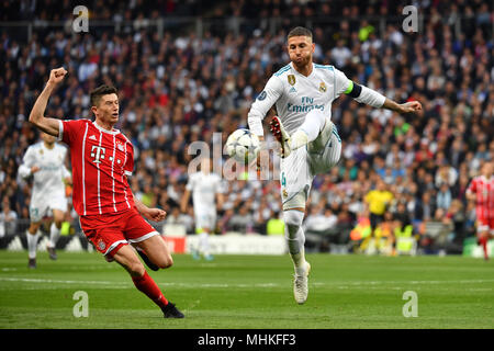 Madrid, Spanien. 01 Mai, 2018. Sergio Ramos (Real Madrid), Aktion, Duelle gegen Robert Lewandowski (Bayern München, links). Fußball Champions League, Halbfinale, Real Madrid - FC Bayern München 2-2. Am 01.05.2018, ESTADIOSANTIAGOBERNAB E U. | Verwendung der weltweiten Kredit: dpa/Alamy leben Nachrichten Stockfoto