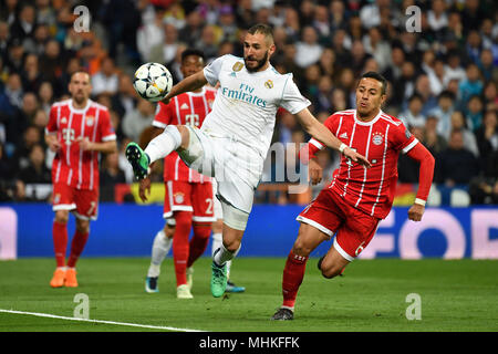 Madrid, Spanien. 01 Mai, 2018. Karim Benzema (Real Madrid), Aktion, Duelle gegen Thiago ALCANTARA (FCB). Fußball Champions League, Halbfinale, Real Madrid - FC Bayern München 2-2. Am 01.05.2018, ESTADIOSANTIAGOBERNAB E U. | Verwendung der weltweiten Kredit: dpa/Alamy leben Nachrichten Stockfoto