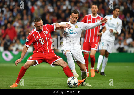 Madrid, Spanien. 01 Mai, 2018. Franck Ribery (FC Bayern München), Aktion, Duelle gegen Lucas Vazquez (Real Madrid). Fußball Champions League, Halbfinale, Real Madrid - FC Bayern München 2-2. Am 01.05.2018, ESTADIOSANTIAGOBERNAB E U. | Verwendung der weltweiten Kredit: dpa/Alamy leben Nachrichten Stockfoto