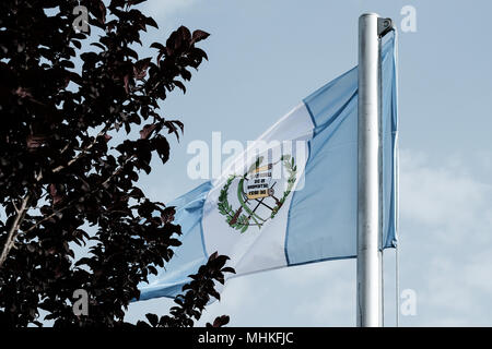 Jerusalem, Israel. Zum 2. Mai, 2018. In Guatemala Flagge am Eingang der Malcha Technology Park als das Land, seine Botschaft in Israel bewegt. Die offizielle Einweihung soll am 16. Mai zu nehmen, nach dem US-Umzug ihrer Botschaft von Tel Aviv nach Jerusalem. Guatemala ist das erste von mehreren Nationen in Anbetracht der nach der Ankündigung des Trumpf auf die Anerkennung Jerusalems als Hauptstadt Israels. Credit: Nir Alon/Alamy leben Nachrichten Stockfoto