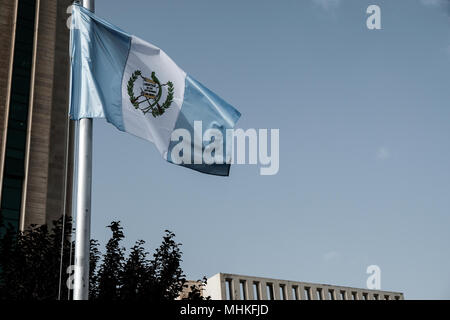 Jerusalem, Israel. Zum 2. Mai, 2018. In Guatemala Flagge am Eingang der Malcha Technology Park als das Land, seine Botschaft in Israel bewegt. Die offizielle Einweihung soll am 16. Mai zu nehmen, nach dem US-Umzug ihrer Botschaft von Tel Aviv nach Jerusalem. Guatemala ist das erste von mehreren Nationen in Anbetracht der nach der Ankündigung des Trumpf auf die Anerkennung Jerusalems als Hauptstadt Israels. Credit: Nir Alon/Alamy leben Nachrichten Stockfoto