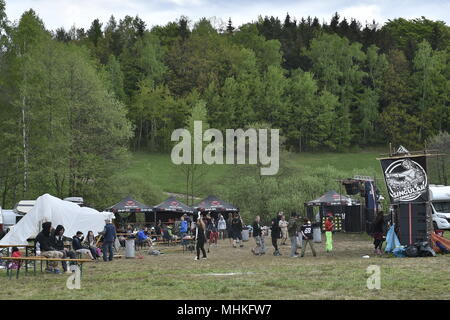 Liberec, Tschechische Republik. 01 Mai, 2018. Techno-party namens 'CZarotek kostenlose Party' statt auf einem privaten Grundstück in der Nähe von Liberec, Tschechische Republik, am 1. Mai 2018. Die Party findet statt vom 26. April bis 1. Mai. Die Teilnahme wurde über 7000 Menschen aus der Tschechischen Republik, Deutschland, Polen, Niederlande, Österreich, Frankreich und anderen. Credit: Radek Petrásek/CTK Photo/Alamy leben Nachrichten Stockfoto