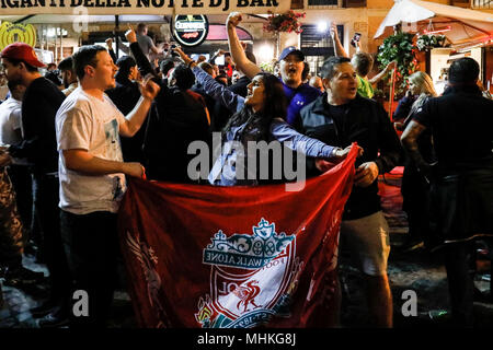 Die erste Liverpool Fans kamen in Rom. Brunnen umzäunt und Fans in Campo dei Fiori*** KEINE WEB *** Keine tägliche *** Stockfoto